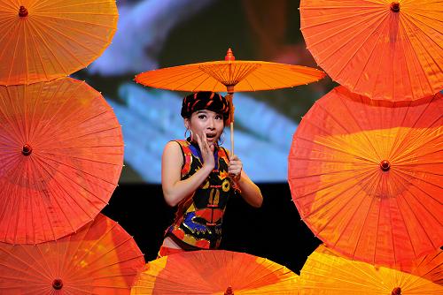 中意青少年大联欢开幕式暨文艺演出在罗马举行 10月8日,在意大利首都罗马,中国学生在中意青少年大联欢开幕式暨文艺演出上表演民族舞蹈。 当日晚,中意青少年大联欢开幕式暨文艺演出在罗马举行,来自中国的大、中学生为意大利人带来了戏曲、民族舞蹈、马头琴演奏、武术表演等节目。2010年是中国和意大利建交40周年。中方将于2010年10月至2011年9月在意大利举办“中国文化年”,展示中国传统文化和现代发展成就。 新华社记者王庆钦摄