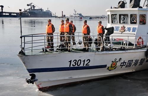 1月13日,河北海警的巡逻艇在秦皇岛港海域巡逻。新华社记者 杨世尧 摄