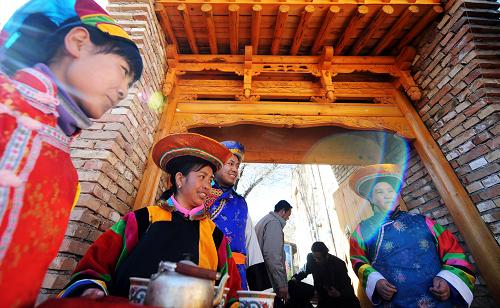 在小庄村的一处民俗旅游接待点,土族村民身穿民族服饰迎接客人(1月8日摄)。新华社记者 侯德强 摄