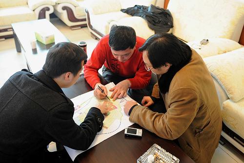 1月19日,绵竹经济开发区管委会主任刘永清(中)正在向客商介绍开发区状况。为了发展灾区经济,国务院同意在四川省汶川地震重灾区39个县率先启动省级开发区建设。绵竹作为首个省级经济开发区已完成公示。新华社记者 陈燮 摄