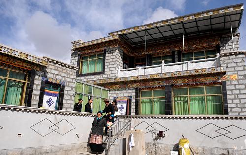 这是西藏堆龙德庆县羊达乡农民的安居新房(2009年2月26日摄)。新华社记者 索朗罗布 摄