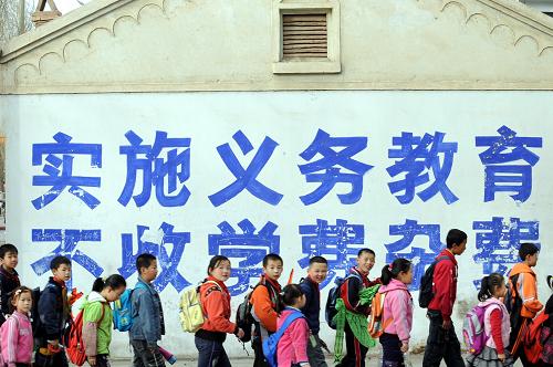 这是2008年3月13日,甘肃省临泽县第一小学学生放学回家。2008年春天,16个省区市和5个计划单列市进行免除城市义务教育学杂费试点。当年秋季,所有城市免除义务教育学杂费,至此我国形成了城乡统一的义务教育普惠制。新华社发