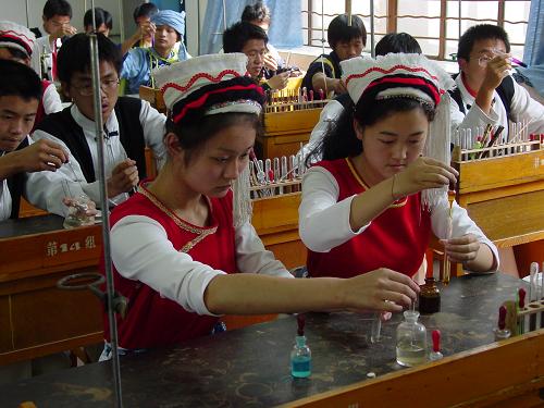 这是云南省大理白族自治州民族中学“宏志班”学生在做实验(2002年7月15日摄)。截至2009年,云南省大理白族自治州民族中学共招收8届“宏志班”,500名学生来自20多个民族。目前,首届“宏志班”学生已大学本科毕业,有的考取了硕士研究生继续深造,有的走向了工作岗位,在不同的领域实现着人生梦想。新华社发