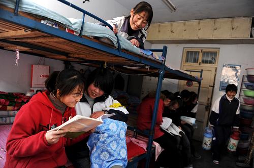 这是2008年12月10日,宁夏固原市原州区第五中学“春蕾高中班”的学生在寝室里学习。2006年,原州区第五中学开设了“春蕾高中班”,40名女生全部来自宁夏南部山区的贫困家庭,其中部分女生小学和初中都是“春蕾计划”的资助对象。就读高中两年多来,这些女生在学校和老师的帮助下,克服了各种困难,相互加油勉励,凭借顽强的意志和不懈的努力坚持学业,中途没有一人辍学,各科成绩也在全年级保持优秀。