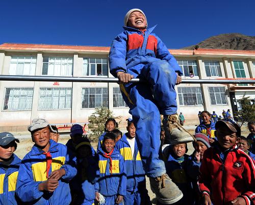 图为西藏达孜县帮堆乡完全小学学生在课间玩耍(2009年12月9日摄)。2009年底,西藏自治区教育厅在全区范围内再次提高农牧民子女义务教育“三包”经费标准,这是1985年国家拨出专款对西藏义务教育阶段的农牧民子女实行包吃、包住、包学习费用的“三包”政策以来,第8次提高经费标准。新华社记者 觉果 摄