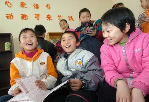 这是在沈阳市和平区砂山街第四小学读书的“外来的孩子”包雨佳(中)和城里的小朋友在一起(2006年2月28日摄)。这个学校作为沈阳市第一所外来务工人员子女就学指定学校。全校近500名学生中,外来务工人员子女有300多名。 2003年9月,国务院办公厅转发教育部等部门《关于进一步做好进城务工就业农民子女义务教育工作的意见》,要求各地政府建立完善的工作制度和机制,使进城务工就业农民子女受教育环境得到明显改善,九年义务教育普及程度达到当地水平。新华社发