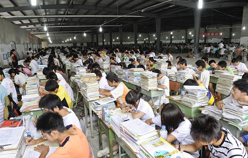 这是2008年汶川大地震发生后,四川安县中学理科班学生,在临时改建的“巨型教室”里学习(2008年6月24日摄)。新华社记者 戴旭明 摄