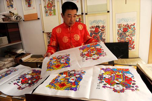 1月26日,山东潍坊杨家埠村年画手工艺人杨乃东在整理即将销往台湾的年画。新华社记者 李紫恒 摄