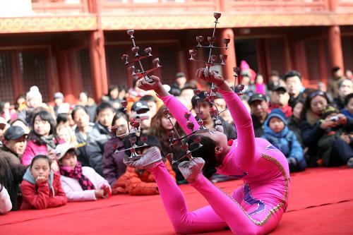 2月18日,正月初五,民间艺人在北京东岳庙春节文化庙会上表演柔术。新华社发(陈晓根 摄)