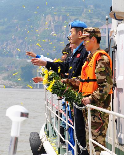 4月1日,边防官兵向闽江口抛洒菊花花瓣祭奠维和英烈。新华社发 (鲁鹏 编辑)