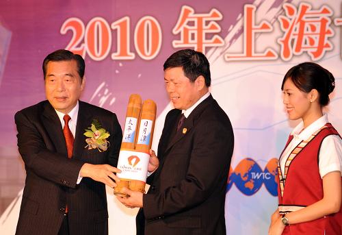 4月13日,台北世界贸易中心董事长王志刚(左)主持2010年上海世博台湾馆启航记者会,将来自太平洋及日月潭之水与台湾馆旗帜授予台湾馆总馆长叶明水(中),象征台湾馆已作好全面准备。当天,台北世界贸易中心举办2010年上海世博会台湾馆启航记者会,现场展示馆内的展演内容、亲善大使团完训成果及纪念品设计等,宣告台湾馆已做好全面准备。世博台湾馆由台北世界贸易中心负责兴建及营运,将参加世博园区试运营。新华社发(吴景腾 摄)