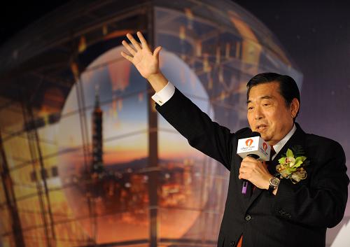 4月13日,台北世界贸易中心董事长王志刚主持2010年上海世博台湾馆启航记者会。新华社发(吴景腾 摄)