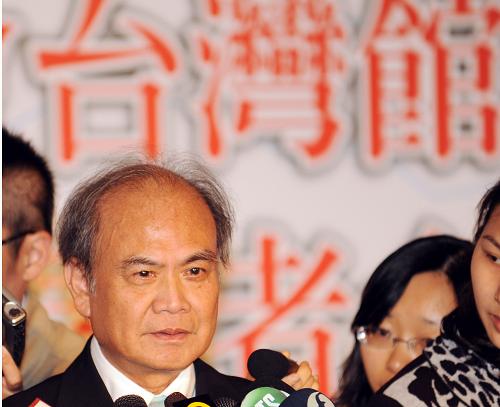 4月13日,台湾馆设计师李祖原在2010年上海世博台湾馆启航记者会上接受记者采访。新华社发(吴景腾 摄)