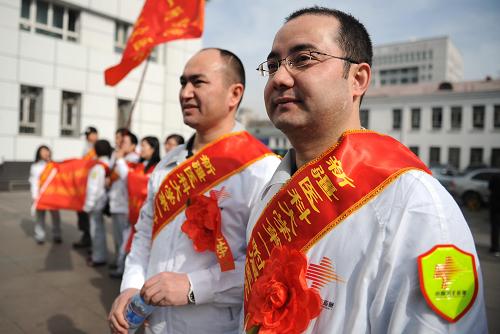 4月15日,即将赴玉树灾区的医护人员在新疆人民医院门前集合。当日,由105名医护和工作人员及15辆救护车组成的新疆医疗救护队,通过陆路紧急奔赴青海玉树灾区,为缺医少药的灾区提供医疗援助。新华社记者 王菲 摄