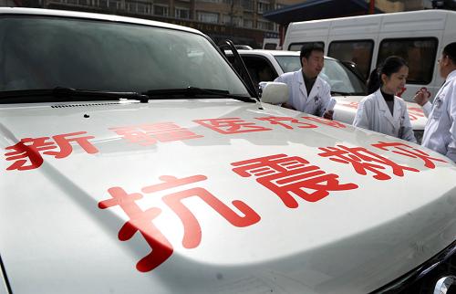 4月15日,救护车即将奔赴灾区。新华社记者 王菲 摄