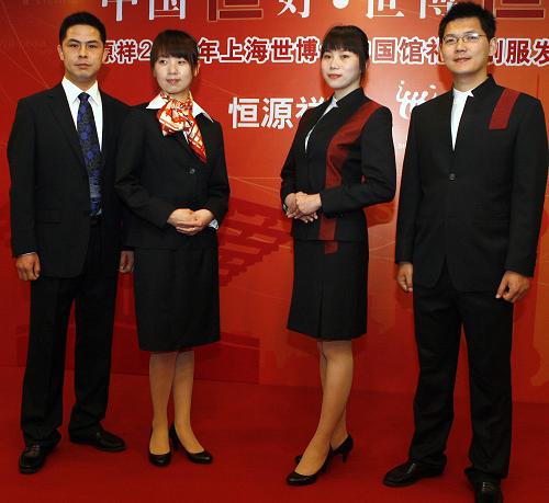4月15日,模特正在展示世博会中国馆制服。当日,由国内服装企业设计的世博会中国馆制服在上海亮相。据介绍,制服分为礼宾接待服和工作人员制服两种式样,本套服装结合“城市,让生活更美好”的世博会主题,应用了高科技材料,提供的产品符合低碳时代和绿色环保的要求。 新华社记者 陈飞 摄