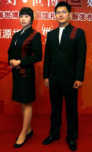 4月15日,模特正在展示世博会中国馆制服。新华社记者 陈飞 摄