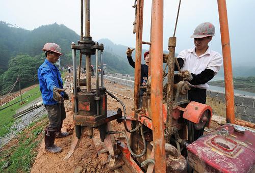 5月21日,广西融安县密江水库除险加固工程正在进行收尾工作,将于5月31日完工。广西汛期已经到来,截至5月19日,广西仍有246座专项规划内水库正在实施除险加固工程,安全度汛难度大。为此,广西水利部门专门安排专家对在建病险水库进行工程度汛方案对接,对在建的大中型病险水库、主体工程未完成的专项规划内小型在建病险水库、存在安全度汛隐患难以排除的其他在建水库进行诊断、制定抢险预案等,确保水库安全度汛。新华社记者 李斌 摄