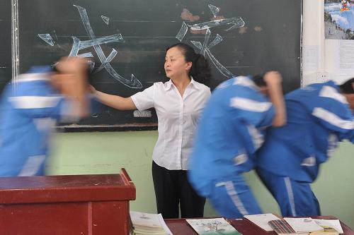 5月25日,贵阳市第二实验中学学生在进行地震应急疏散演练。新华社记者 欧东衢 摄