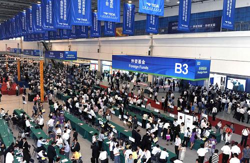 6月10日,参加国际融资洽谈会的各方代表在资本对接区洽谈。新华社发 李木子 摄