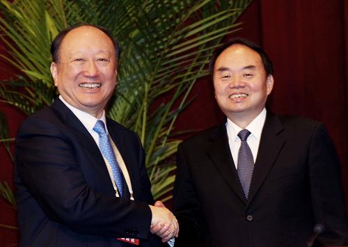 6月11日,中国工程院前院长徐匡迪(左)与新当选的中国工程院院长周济握手。当日,中国工程院第十次院士大会宣布中国工程院新一届领导班子名单,经过院士大会选举,周济当选为中国工程院院长,潘云鹤、旭日干、谢克昌、干勇、樊代明当选为中国工程院副院长。新华社记者 汪永基 摄