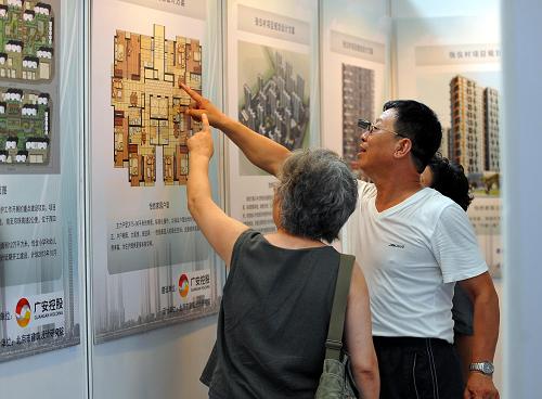 7月29日,市民在北京市规划展览馆观看一处位于丰台区的政策性住房项目规划设计方案。北京市近期建设政策性住房规划设计方案展从7月8日开始在北京市规划展览馆展出,这是北京市首次集中展示政策性住房项目,16个区县近期准备建设的42个政策性住房的规划设计方案集体亮相。开展后,收集到不少市民提出的意见,经过调整和修改,这些方案7月27日重新在北京市规划展览馆进行展出。据介绍,展览将持续至8月7日,在此之前,市民仍然可以提出自己的意见和建议,展览结束后,北京市规委将综合各方面的意见,优化调整这些项目的设计方案。新华社记者 罗晓光 摄