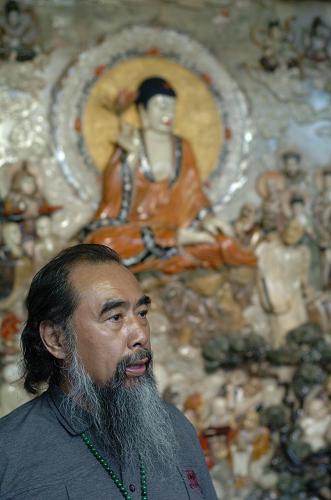 7月29日,台湾小故宫森磊观博物馆馆长陈学明在向记者介绍展品。沈阳故宫博物院和台湾小故宫森磊观博物馆合作的《沈阳故宫缘――灵山胜会大展》将于8月3日在沈阳故宫开展。据介绍,台湾小故宫森磊观博物馆带来97件艺术珍品,估价数十亿。艺术品的材质包括和田玉、翠玉、昌化鸡血石、巴林鸡血石、旗降石、樟木、雪柏以及产自台湾阿里山的桧木。新华社发(郭昱 摄)