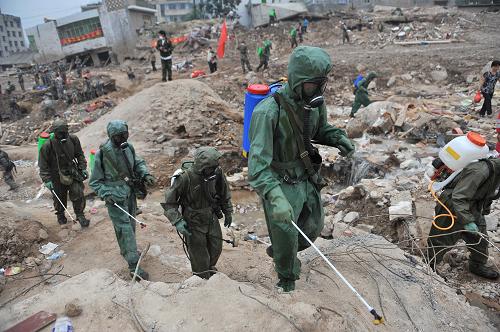 8月11日,兰州军区防化团官兵在灾区进行消毒工作。新华社记者 王鹏 摄