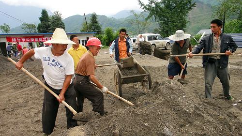 8月23日,四川省绵竹市清平乡的工人平整用于搭建板房学校的场地。新华社发(王平 摄)