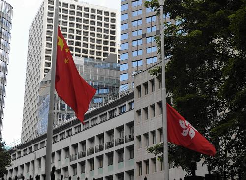 8月26日,在香港特区政府总部,国旗区旗下半旗.新华社发(李秋婵摄)