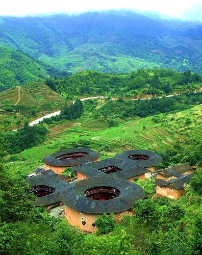 这是位于福建省漳州南靖县书洋镇的田螺坑土楼群(2008年7月10日摄)。新华社记者 魏培全 摄