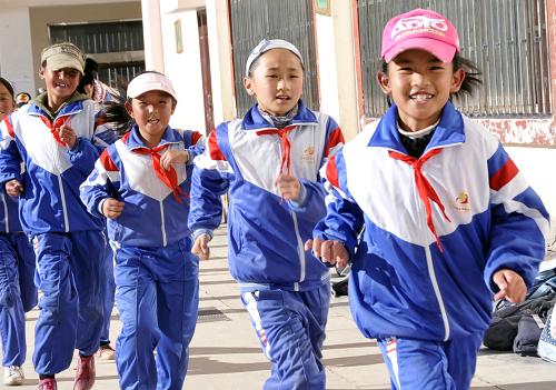 10月13日,西藏昌都地区实验小学藏族学生在上体育课。新华社记者 普布扎西 摄