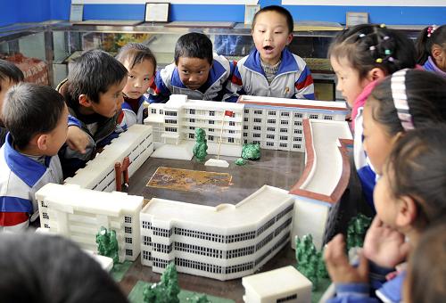 10月13日,学生们看着即将新建的教学楼的模型兴奋不已。新华社记者 拉巴次仁 摄
