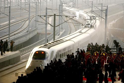 2009年12月26日,武广高速铁路客运专线武汉至广州北的G1001次列车从新落成的武汉火车站开出。运营时速达350公里的武(汉)广(州)高铁客运新干线,自2009年12月开通运营以来,受到全球瞩目。它的问世,创造了世界铁路发展史上的“中国速度”,是中国铁路建设发展成就的历史见证和铁路现代化的重要标志,带动了沿线交通和经济社会的快速发展。新华社发