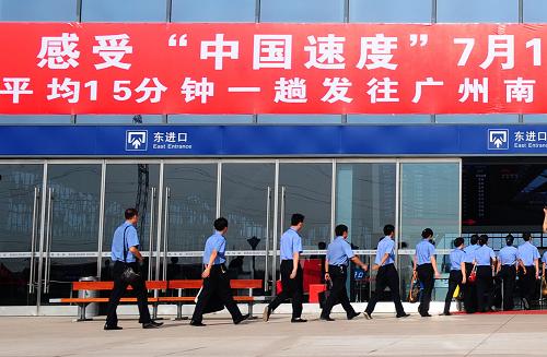2010年7月1日,一队乘务人员走进武汉火车站。新华社发