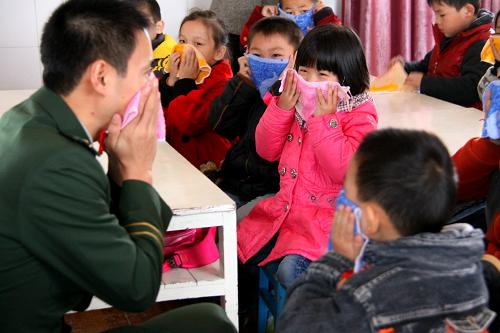 11月18日,江西省靖安县公安消防大队一名指导员在靖安县幼儿园向小朋友讲解防火逃生技巧。新华社发(徐仲庭 摄)