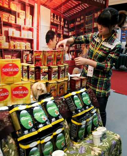 12月1日,工作人员在2010年中国(北京)国际食品博览会上摆放红茶。新华社发(赵冰 摄)