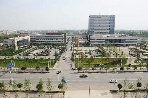 建成后的崇州市人民医院和妇幼保健院成为崇州市的标志性建筑(4月20日摄)。2008年汶川地震发生后,四川省崇州市人民医院和妇幼保健院成为危房,医生们只能在板房内给患者看病和治疗。重庆市政府出资2.8亿元,按照一流的就医环境和设备打造一流的医院,于2010年9月建成并正式投入使用,崇州市67万人的就医环境得到改善。新华社记者 陈诚 摄