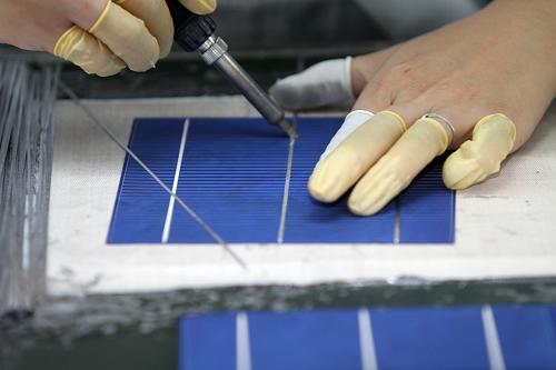 江苏南通欧贝黎新能源科技股份有限公司工作人员在太阳能电池组件车间忙碌(11月18日摄)。新华社发(许丛军 摄)