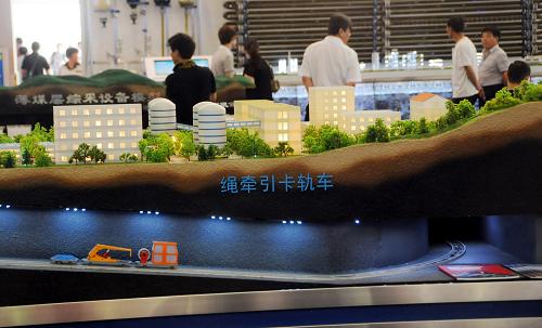 5月18日,在河北省廊坊市国际会展中心,客商了解装备制造新产品。新华社记者 巩志宏 摄