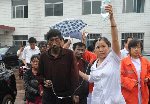 8月17日,获救的井下被困矿工紧急送往当地医院,目前身体状况全部良好。当日9时30分许,陕西府谷瑞丰煤矿冒顶事故被困井下的矿工已成功获救15人,剩余1人正在搜救和核对中。8月16日下午,陕西省府谷县瑞丰煤矿发生冒顶事故,经查有16人被困井下。当地政府迅速派出矿山救护队进入井下展开施救,目前搜救工作仍在紧张有序进行中。新华社记者 陶明 摄