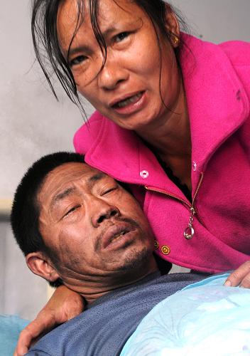 8月17日,苦等近20个小时的王立军妻子与获救的丈夫拥抱在一起。新华社记者 陶明 摄