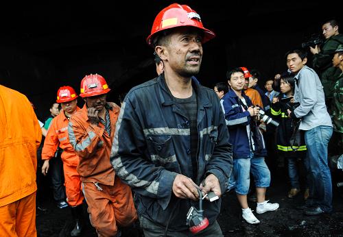 8月17日,一名煤矿工作人员准备赶往医院确认核实被送往医院的获救矿工。新华社记者 刘潇 摄