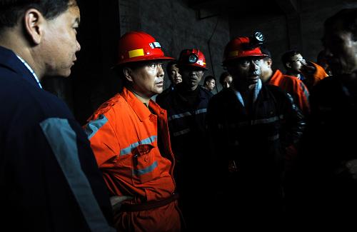 8月17日,救援人员在井口继续等待最后1人的搜救结果。新华社记者 刘潇 摄