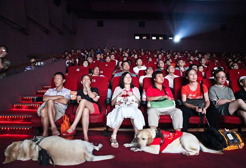 8月30日,盲人观众在上海国泰电影院盲人电影专场欣赏电影。日前,上海成立首家“无障碍电影院”,每月第四周将设盲人电影专场,由电台播音员和资深电影讲解员担任现场讲解。据介绍,盲人免费“看”电影是上海满足残障人士文化需求的一项惠民措施,上海将在各区县陆续推广“无障碍电影院”,让更多的盲人观众走进电影院“看”电影。新华社发(钮一新 摄)