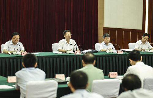 7月5日至8日,中共中央政治局常委、国务院副总理张高丽在四川调研。这是7月7日,张高丽在成都召开会议传达中央的精神和总书记的重要讲话,部署芦山地震灾后恢复重建的工作。新华社记者 丁林 摄