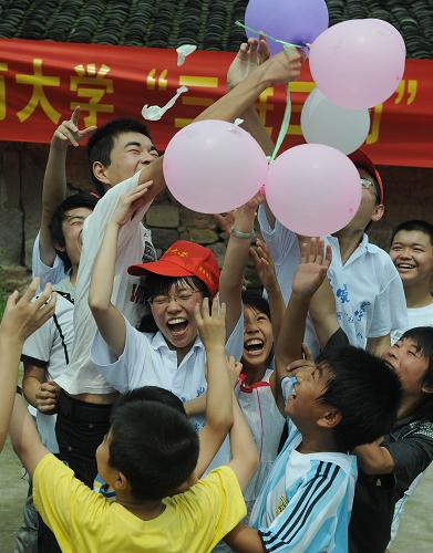 7月14日,大学生志愿者正在重庆市北碚区三圣镇石坝村为农村留守儿童做“快乐成长”主题团体心理辅导。今年暑期,连续多年被评为全国暑期社会实践先进单位的西南大学积极创新大学生社会实践活动形式,在全校学生中开展进基层、进村子、进农户,与农民群众同吃、同住、同劳动的“三进三同”暑期社会实践活动,众多大学生深入基层一线,开展支教、支农、农村留守儿童成长关爱服务。新华社记者 周衡义 摄
