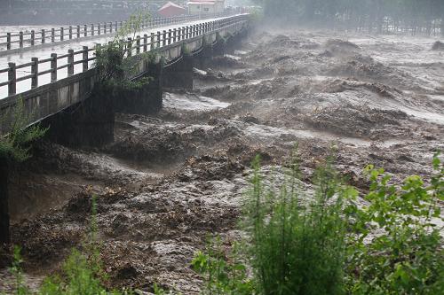 7月24日,受降雨影响,洛阳市嵩县境内伊河水位暴涨,旧县乡大桥下洪水波涛汹涌。 7月23日8时至24日15时,河南豫西山区西峡、淅川、卢氏、栾川、洛宁等县部分地区降暴雨、特大暴雨。部分地区通讯中断。栾川县因灾死亡4人,失踪2人。目前,当地各级政府已组织开展抢险救灾和生产自救。新华社发(张晓理 摄)