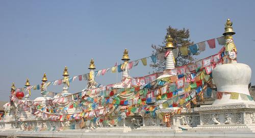 7月29日拍摄的大召寺汉白玉吉祥八塔。呼和浩特大召寺蒙语称“伊克召”,意为“大庙”,汉语称“无量寺”,始建于明朝万历七年(1579年),是呼和浩特建造的第一座喇嘛教召庙,沿中轴线建有牌楼、山门、天王殿、菩提过殿、大雄宝殿、藏经楼、东西配殿、九间楼、厢房等建筑,藏品极为丰富,2006年成为国家重点文物保护单位。修复完毕的大召寺恢复了原占地3万平方米的规模,成为内蒙古文物古迹游的重要目的地。新华社记者 李云平 摄