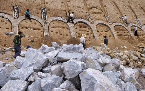 8月2日,建设者在宝(鸡)天(水)高速天水过境段工地建造护坡。宝鸡至天水高速公路天水过境段是宝天高速的二期工程,设计时速每小时80公里。据介绍,该项目全长约37公里,总投资22.22亿元,2008年8月正式开工建设,工期为4年。新华社发(周文涛 摄)